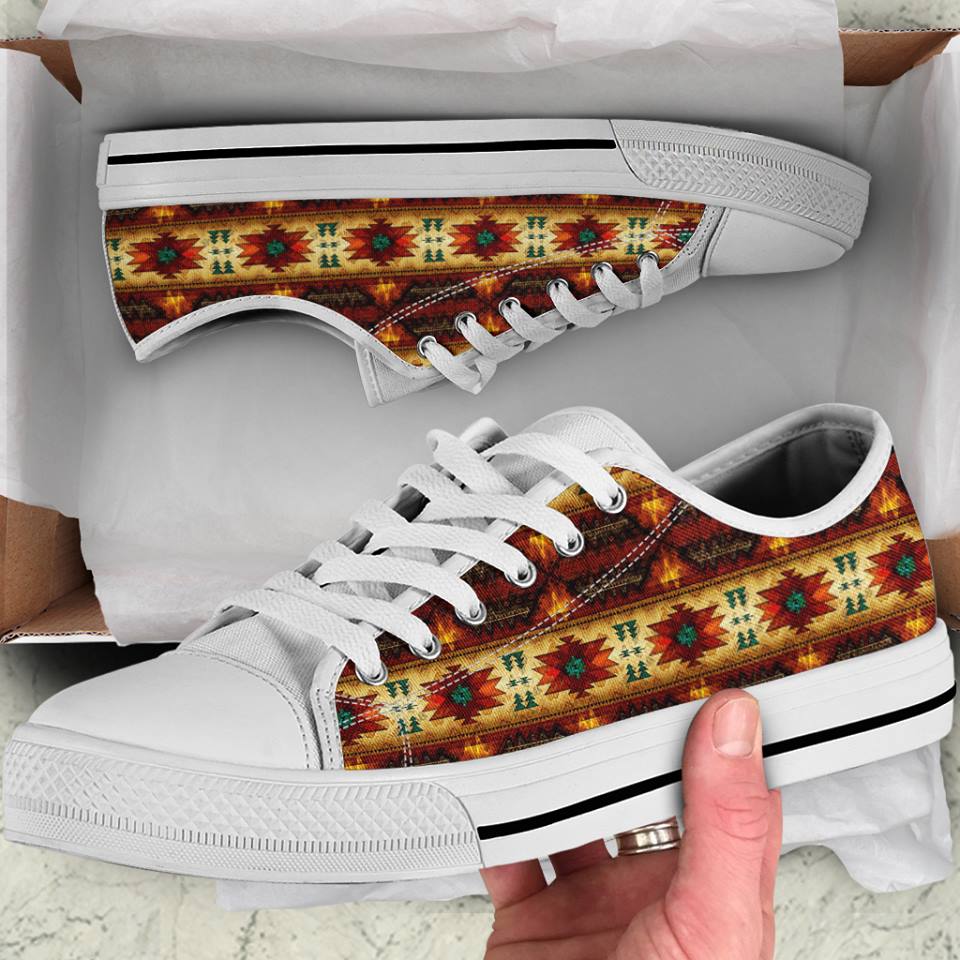 GB-NAT00068 Tribes Pattern Native American Low Top Canvas Shoe